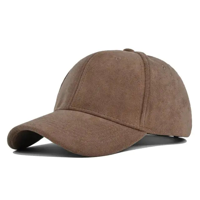 Casquette en daim marron, style décontracté, visière courbée, idéale pour la mode automne-hiver. Accessoire tendance pour homme et femme.