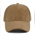 Casquette en daim marron clair, style décontracté, vue de face. Accessoire de mode tendance pour homme et femme, idéal pour toutes saisons.