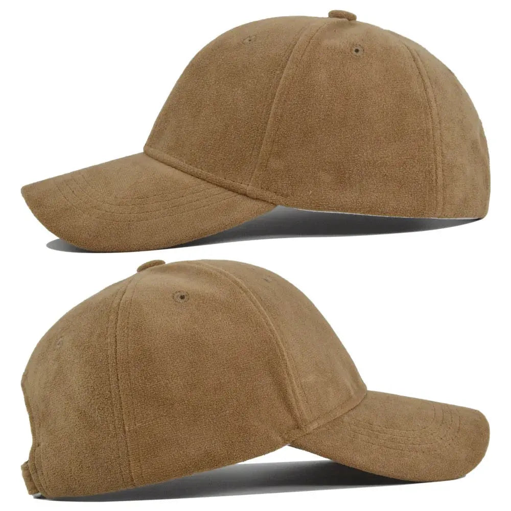 Casquette en daim marron clair, style baseball, vue de côté et de dos, tendance et élégante, idéale pour un look décontracté et moderne.