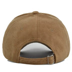 Casquette en daim marron vue de dos avec fermeture réglable en métal, style décontracté, accessoire de mode tendance pour homme et femme.
