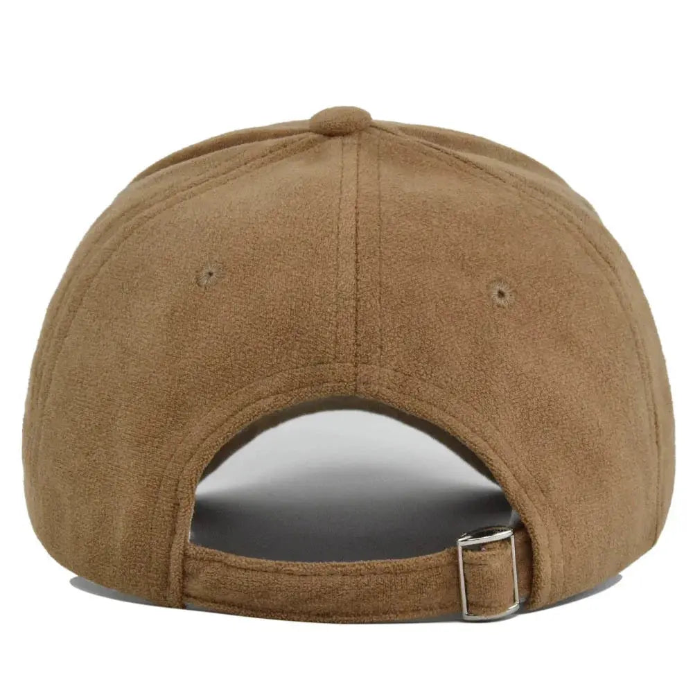 Casquette en daim marron vue de dos avec fermeture réglable en métal, style décontracté, accessoire de mode tendance pour homme et femme.