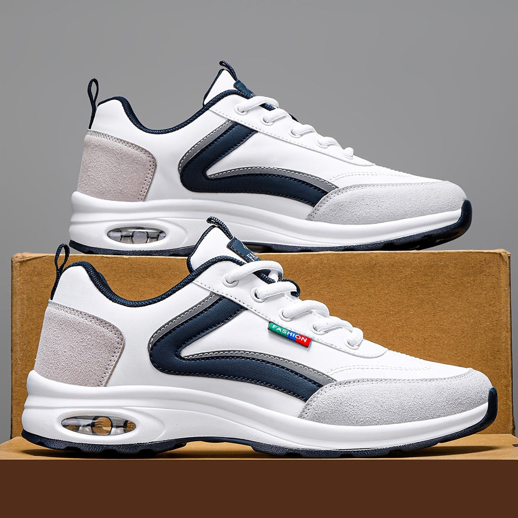 Chaussures de sport blanches et noires avec semelle épaisse, design moderne, sur boîte en carton. Idéales pour la course et le fitness.