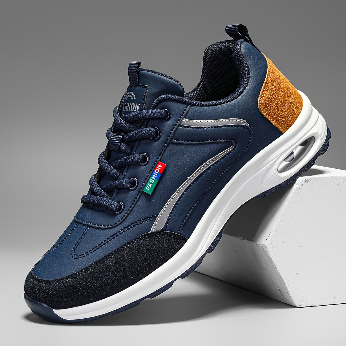 Chaussure de sport bleue et orange pour homme, semelle blanche, design moderne, lacets noirs, idéale pour course et fitness.