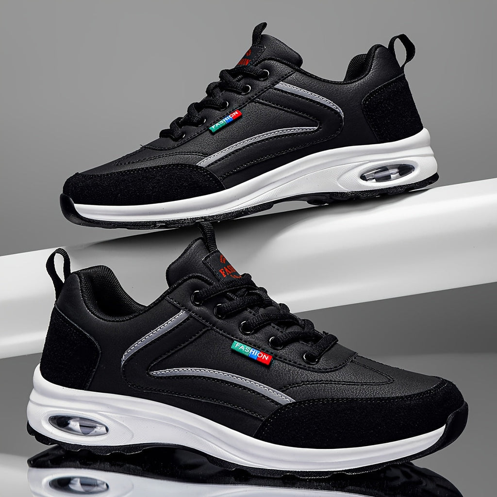 Chaussures de sport noires modernes avec semelle blanche, design élégant, détails réfléchissants, idéales pour la course et le fitness.