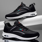 Chaussures de sport noires modernes avec semelle blanche, design élégant, détails réfléchissants, idéales pour la course et le fitness.