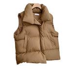 Gilet sans manches matelassé marron, col montant, poches latérales, style décontracté, mode automne-hiver, vêtement chaud et tendance.