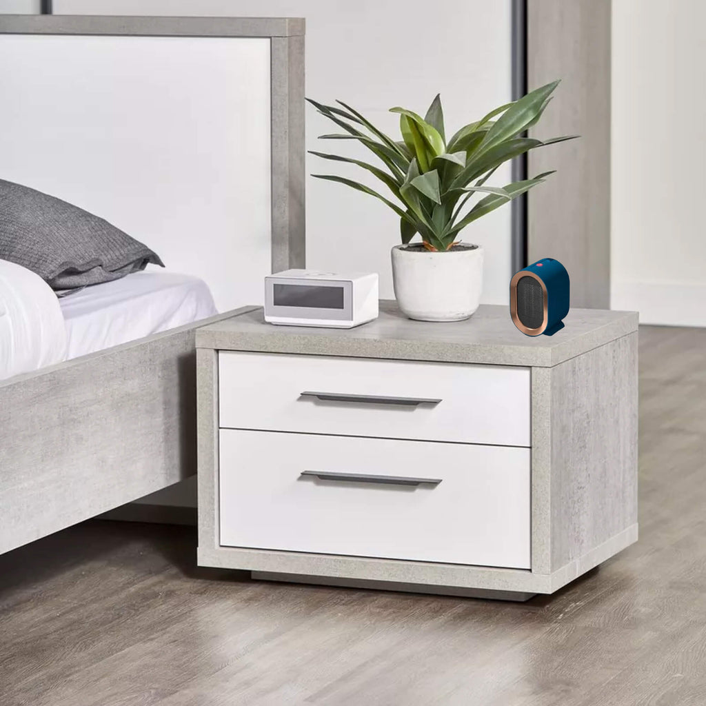 Table de chevet moderne en bois gris avec deux tiroirs, plante verte en pot, réveil numérique et haut-parleur Bluetooth, chambre contemporaine.