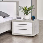 Table de chevet moderne en bois gris avec deux tiroirs, plante verte en pot, réveil numérique et haut-parleur Bluetooth, chambre contemporaine.