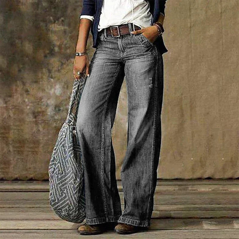 Jeans larges femme vintage, style décontracté, avec sac à motif géométrique. Mode rétro, tendance, confortable, idéal pour un look bohème chic.