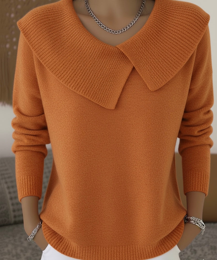 Pull-over orange à col large en tricot, manches longues, porté par un mannequin. Mode automne, tendance élégante, style décontracté chic.