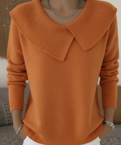 Pull-over orange à col large en tricot, manches longues, porté par un mannequin. Mode automne, tendance élégante, style décontracté chic.