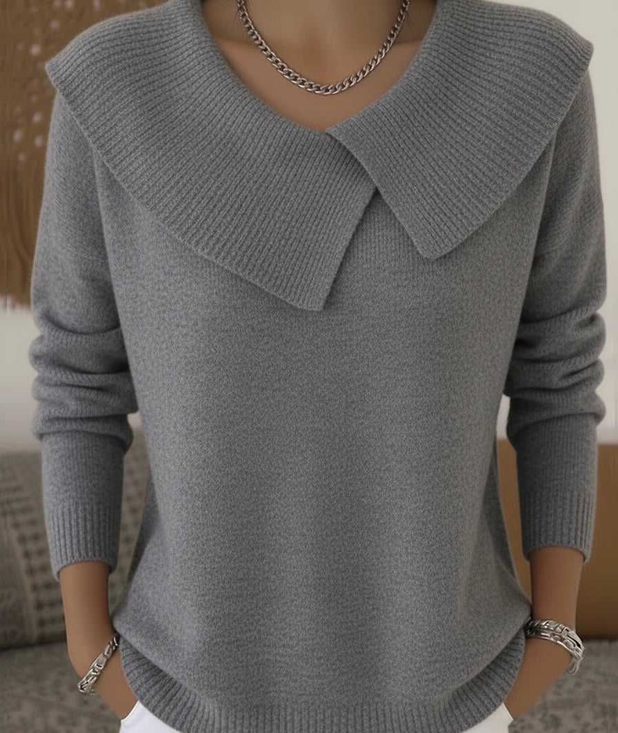 Pull gris élégant avec col large en tricot, manches longues, porté par une personne. Mode automne, style chic et moderne, tendance vêtements femme.