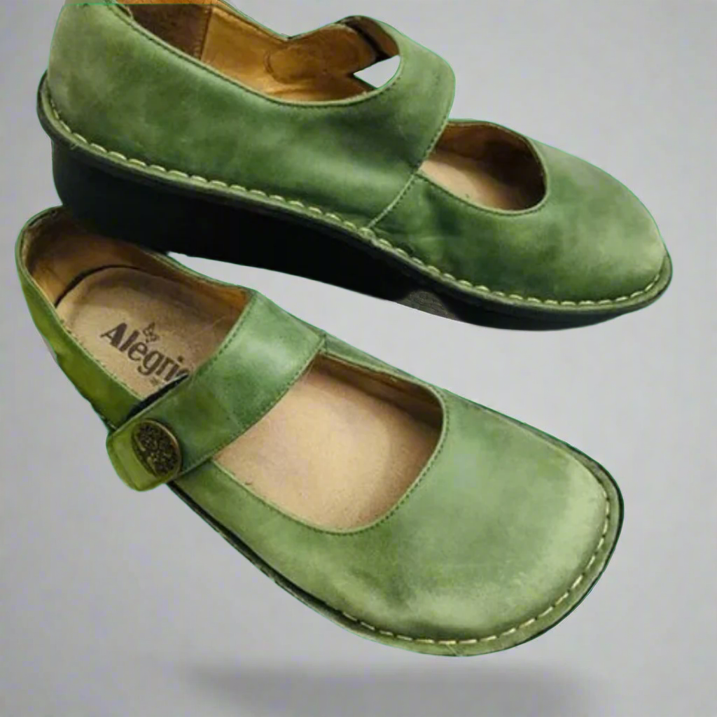 Chaussures vertes en cuir pour femmes, style Mary Jane, semelle noire, marque Alegria. Confortables et élégantes, idéales pour un usage quotidien.