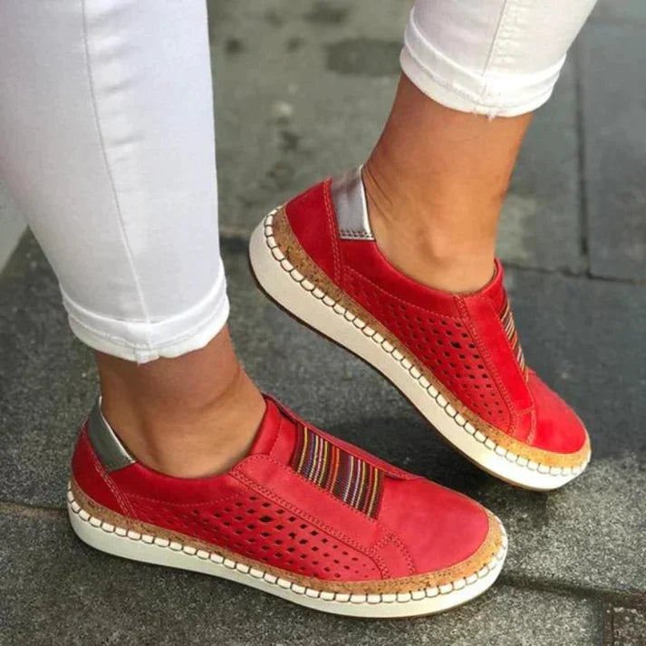 Chaussures rouges en cuir perforé pour femme, avec élastiques multicolores, semelle blanche épaisse. Mode décontractée, tendance et confortable.