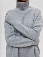 Pull en laine gris à col roulé, manches longues, style décontracté et élégant. Mode automne-hiver, vêtement chaud et confortable pour femme.