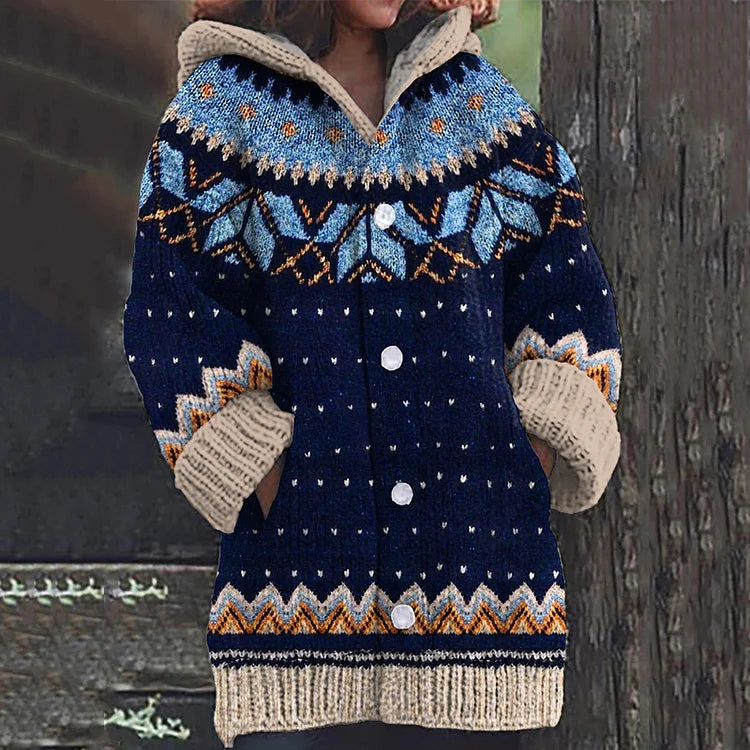 Veste en laine tricotée à motifs nordiques bleus et orange, capuche doublée, boutons blancs, style hivernal chaud et confortable.