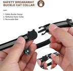 Collier pour chat avec boucle de sécurité détachable, design réfléchissant en nylon, clochette amovible, noir, mains tenant le collier.