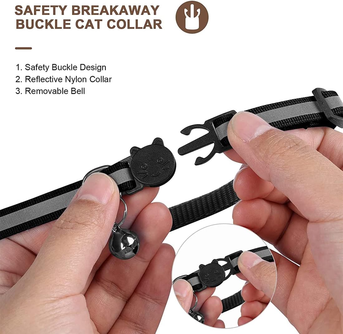 Collier pour chat avec boucle de sécurité détachable, design réfléchissant en nylon, clochette amovible, noir, mains tenant le collier.