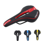Selle de vélo ergonomique noire et rouge avec design aérodynamique, idéale pour VTT et cyclisme sur route. Options en bleu et jaune disponibles.