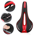 Selle de vélo ergonomique noire et rouge, design respirant avec rainure centrale, coussin rembourré, idéale pour cyclisme sportif et confort.