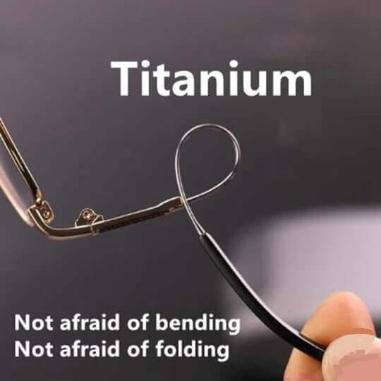Lunettes en titane flexibles, résistantes à la flexion et au pliage, montrant une branche pliée. Accessoire durable et léger pour la vue.