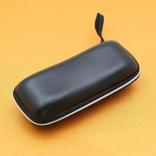 Étui rigide noir pour lunettes, fermeture éclair, sur fond orange. Accessoire de protection élégant et pratique.