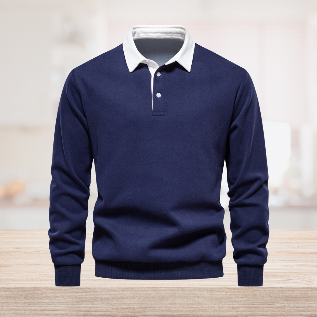 Pull bleu marine à col blanc sur fond de cuisine moderne, mode élégante, vêtement homme, style décontracté chic, tendance automne-hiver.
