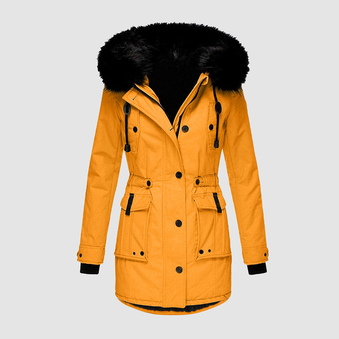 Parka jaune femme avec capuche en fausse fourrure noire, boutons noirs, poches à rabat, style hiver chaud, mode tendance, vêtement extérieur.