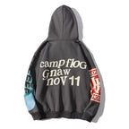 Sweat à capuche gris avec texte "camp flog gnaw nov 11", manches imprimées colorées. Mode streetwear, tendance, confortable.