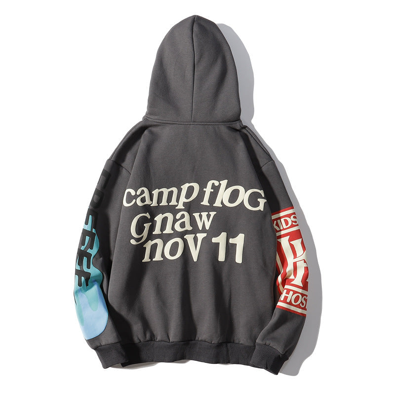 Sweat à capuche gris avec texte "camp flog gnaw nov 11", manches imprimées colorées. Mode streetwear, tendance, confortable.