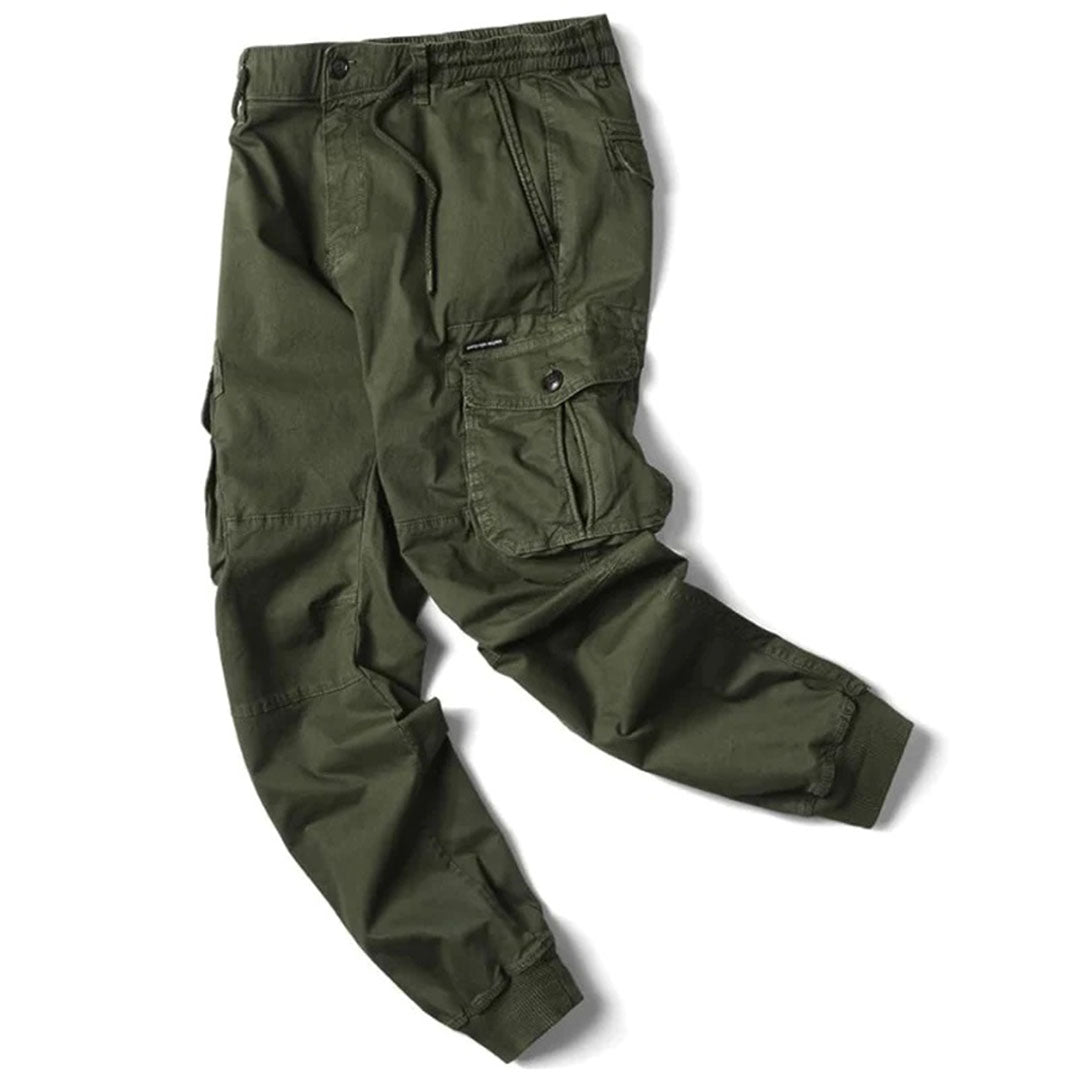 Pantalon cargo vert olive pour homme, style militaire, avec poches multiples et taille élastique. Mode décontractée, tendance et fonctionnelle.