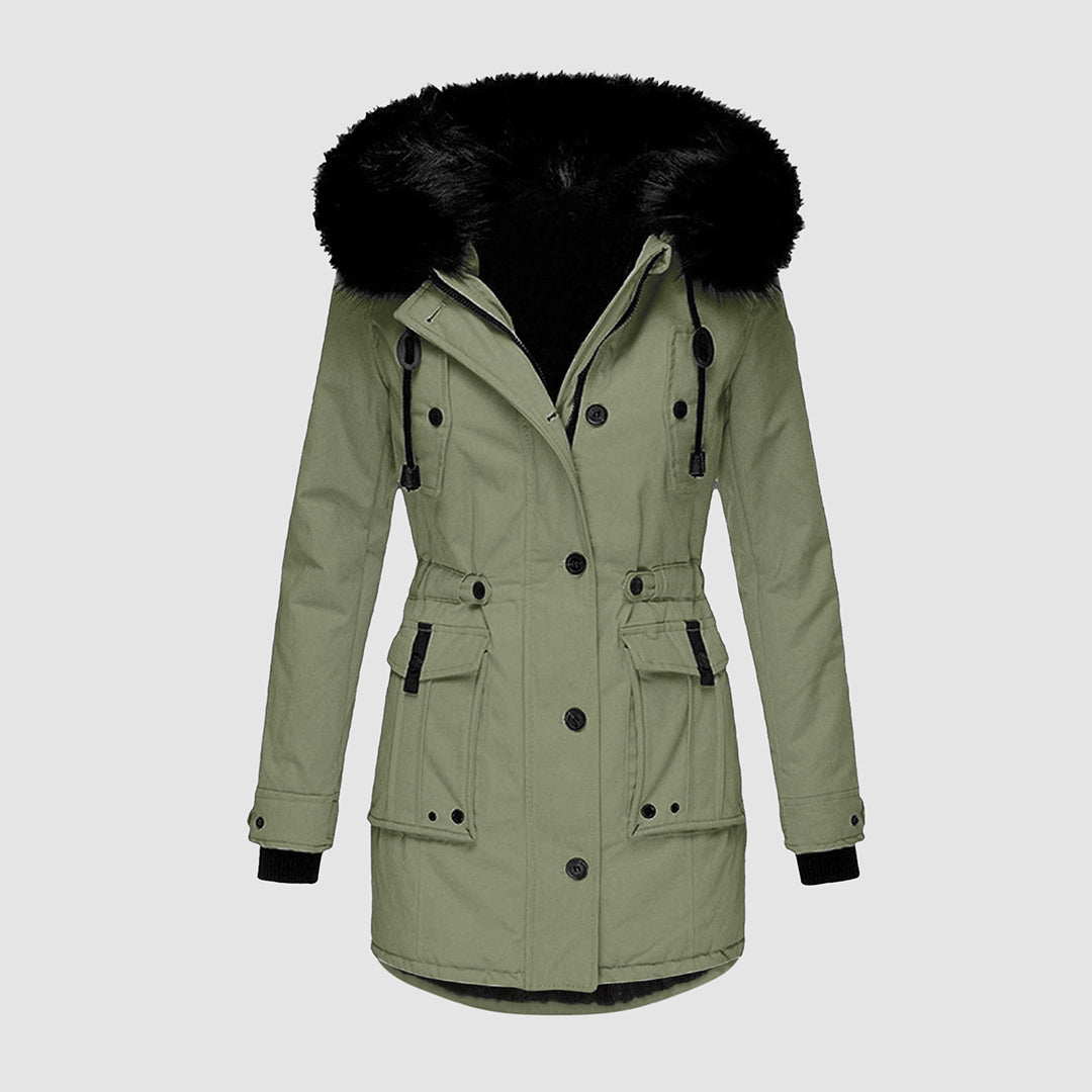 Parka verte avec capuche en fausse fourrure noire, boutons noirs, poches à rabat, style hiver, mode femme, manteau chaud et élégant.