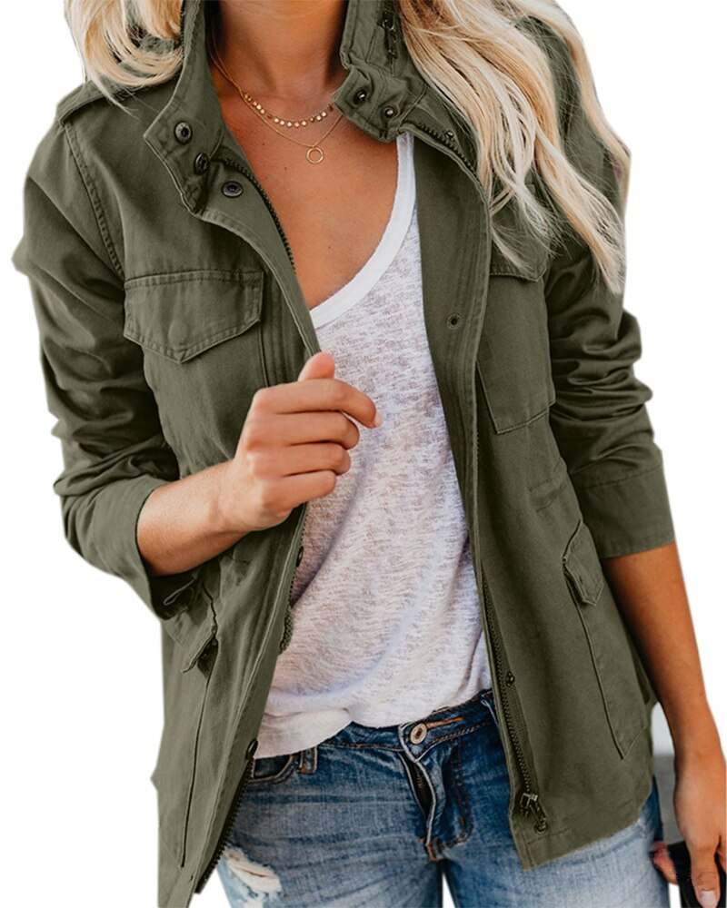 Femme portant une veste militaire kaki, t-shirt blanc et jeans décontracté. Mode féminine, style décontracté, tendance automne-hiver.