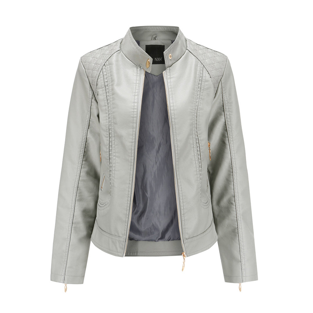 Veste en cuir synthétique gris clair pour femme, style motard, avec fermeture éclair dorée et détails matelassés sur les épaules.
