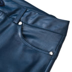 Pantalon en cuir bleu marine, gros plan sur la poche avant avec rivets argentés, style moderne et élégant, mode tendance pour hommes et femmes.