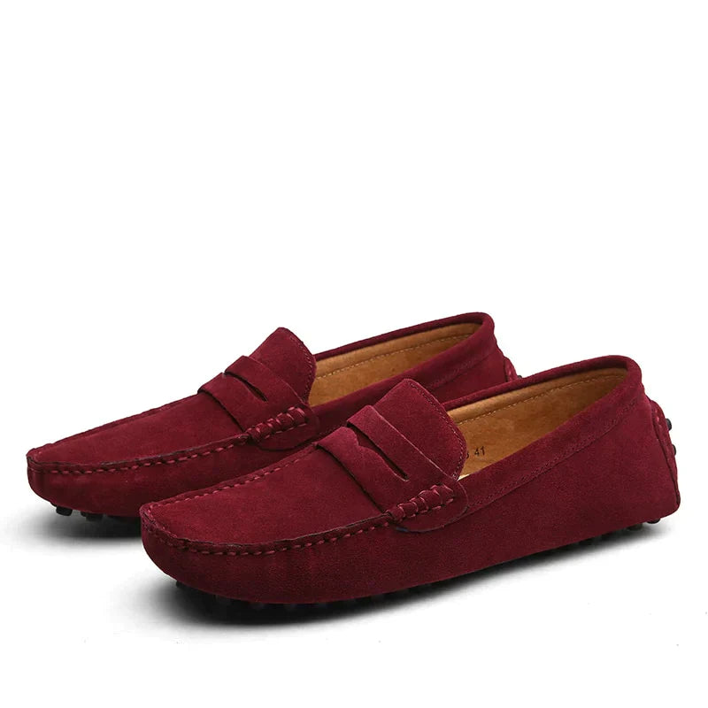 Mocassins en daim rouge pour homme, élégants et confortables, semelle antidérapante, style décontracté, parfaits pour toutes occasions.