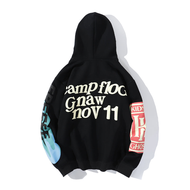 Sweat à capuche noir avec texte "Camp Flog Gnaw Nov 11" au dos, manches imprimées graphiques colorés. Mode streetwear tendance.