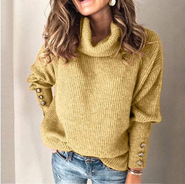 Femme portant un pull jaune à col roulé avec boutons, manches longues, associé à un jean décontracté. Mode automne-hiver, style décontracté chic.
