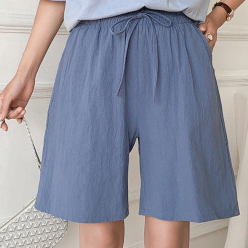 Short bleu femme, taille haute, avec cordon de serrage, tissu léger et ample. Mode estivale décontractée, idéale pour un look confortable et tendance.