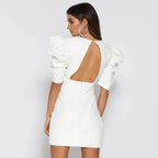 Robe blanche élégante avec manches bouffantes et dos ouvert, portée par une femme. Mode féminine chic, tendance soirée, style moderne.