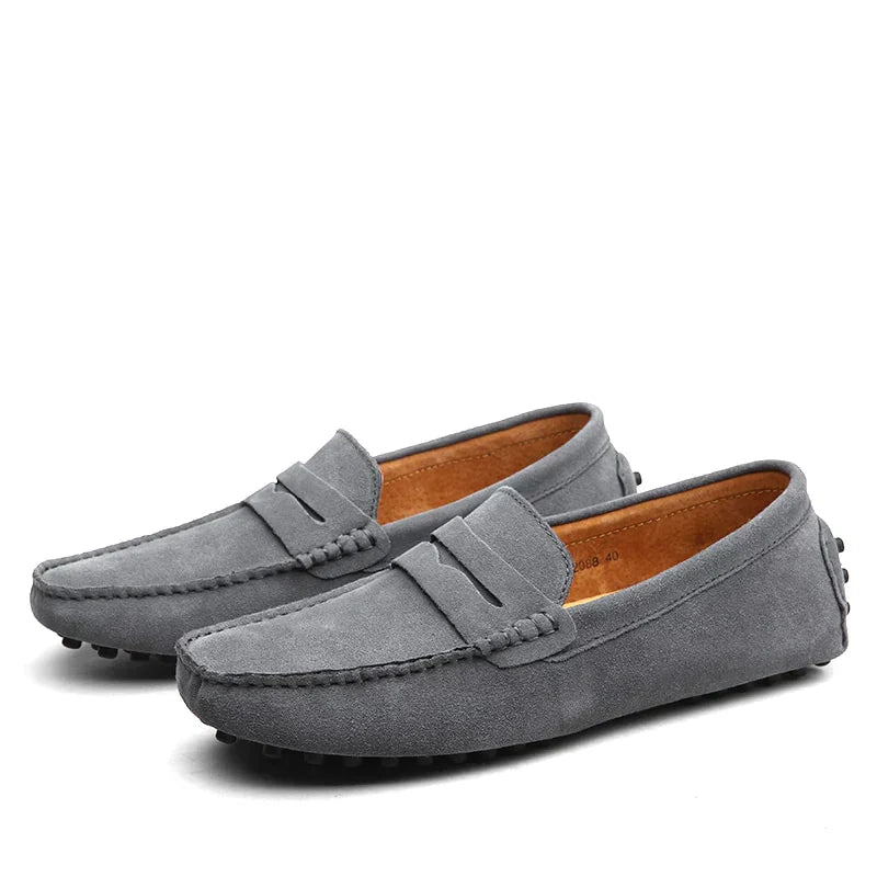 Mocassins en daim gris pour homme, élégants et confortables, avec semelle antidérapante. Chaussures décontractées idéales pour toutes occasions.
