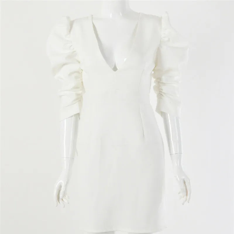 Robe blanche élégante à manches bouffantes, col en V profond, style moderne et chic, idéale pour soirées et événements formels.