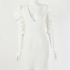Robe blanche élégante à manches bouffantes, col en V profond, style moderne et chic, idéale pour soirées et événements formels.