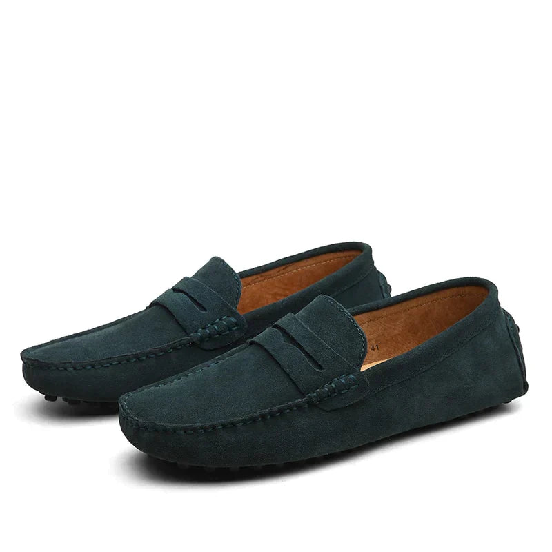 Mocassins en daim vert foncé pour hommes, élégants et confortables, avec semelle antidérapante. Chaussures décontractées idéales pour toutes occasions.