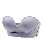 Soutien-gorge gris sans bretelles, design push-up, fermeture à agrafes, tissu lisse, idéal pour robes décolletées, lingerie féminine élégante.