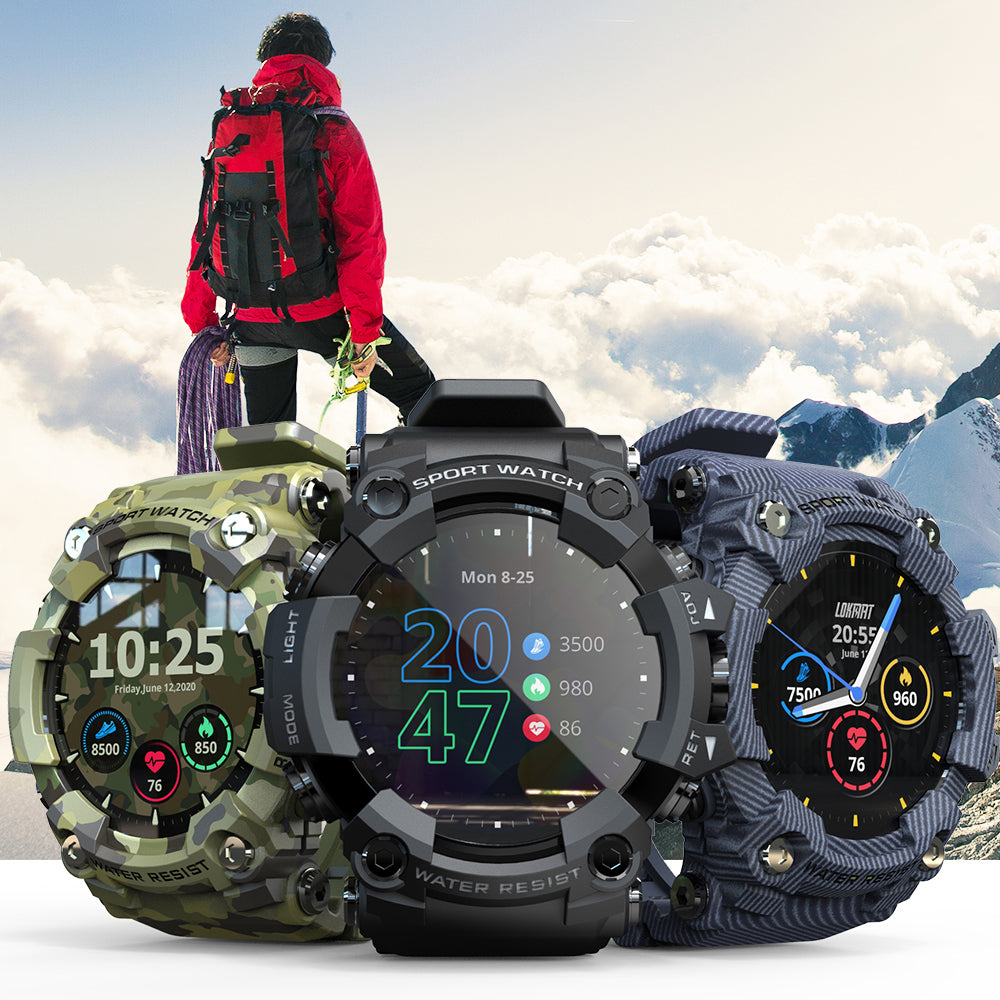 Trois montres sport connectées robustes en plein air, affichant l'heure et des données de fitness, avec un alpiniste en arrière-plan montagneux.