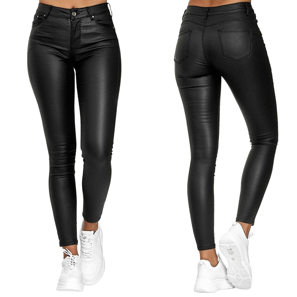 Pantalon en similicuir noir pour femme, coupe ajustée, taille haute, avec poches arrière, porté avec des baskets blanches. Mode tendance et élégante.