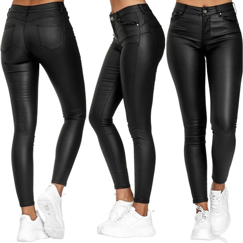 Trois vues de leggings en similicuir noir pour femme, taille haute, ajustés, avec poches arrière, portés avec des baskets blanches.