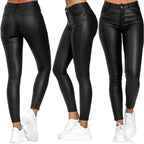 Trois vues de leggings en similicuir noir pour femme, taille haute, ajustés, avec poches arrière, portés avec des baskets blanches.