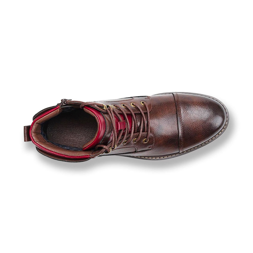 Vue de dessus d'une botte en cuir marron pour homme avec lacets, doublure rouge et semelle robuste. Chaussure élégante et durable pour l'hiver.